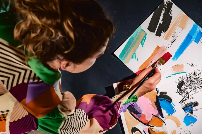 une artiste peintre travaillant
