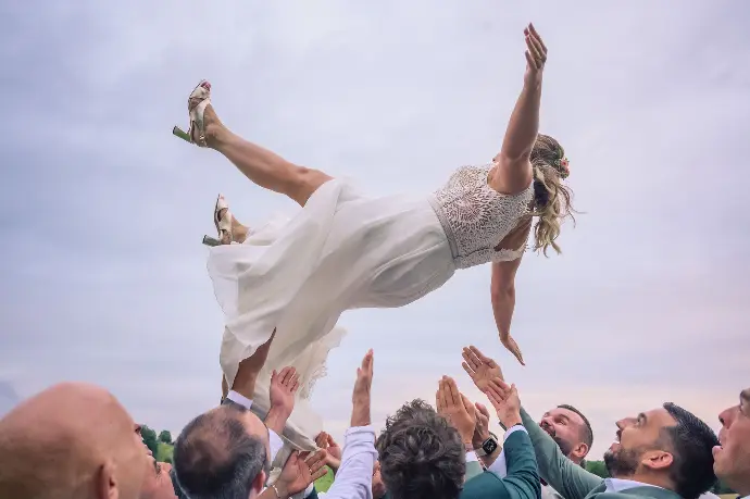Une mariée jetée dans les airs