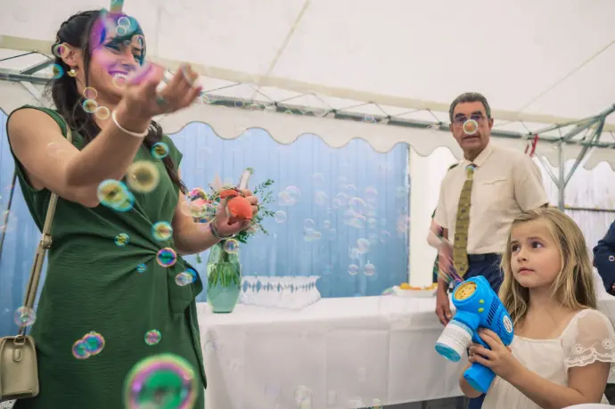 Un enfant joue avec des bulles