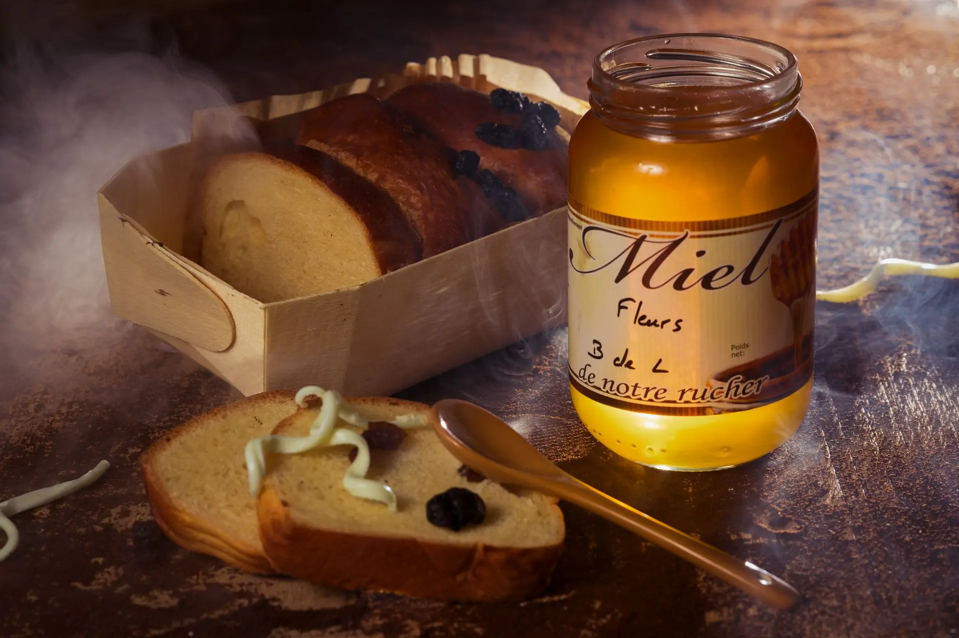 Brioche et miel réalisés par un apiculteur
