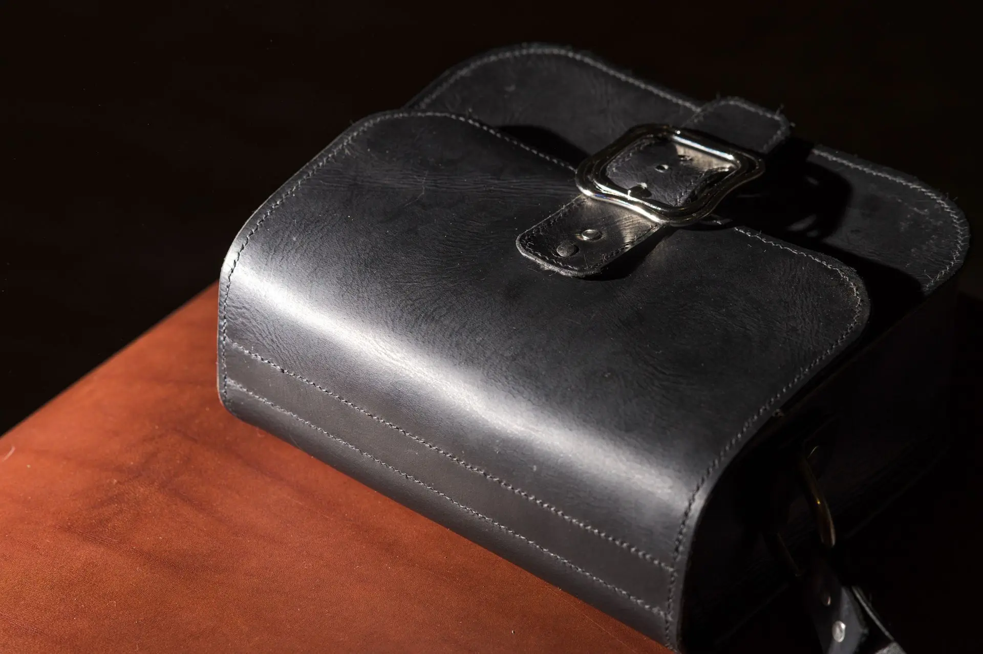 un sac en cuir noir